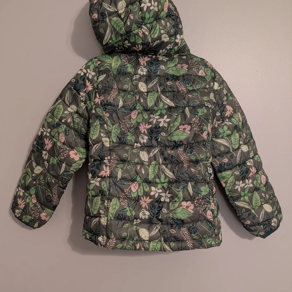 Amazon Essentials Kids Lightweight Hooded Packable Puffer Jacket With Hood - Picture 3 of 4